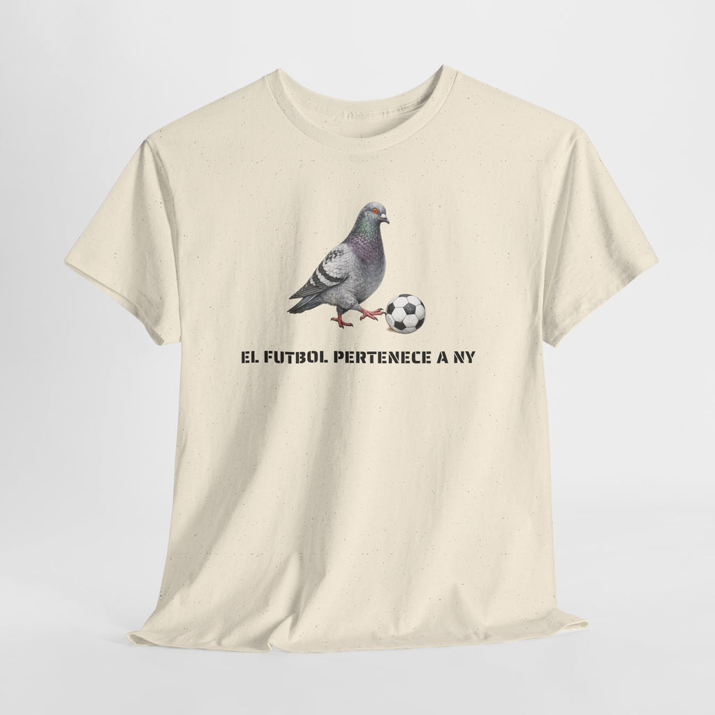Corona NYC Pigeon El fútbol pertenece a NY T-Shirt | Soccer Player in New York Tee
