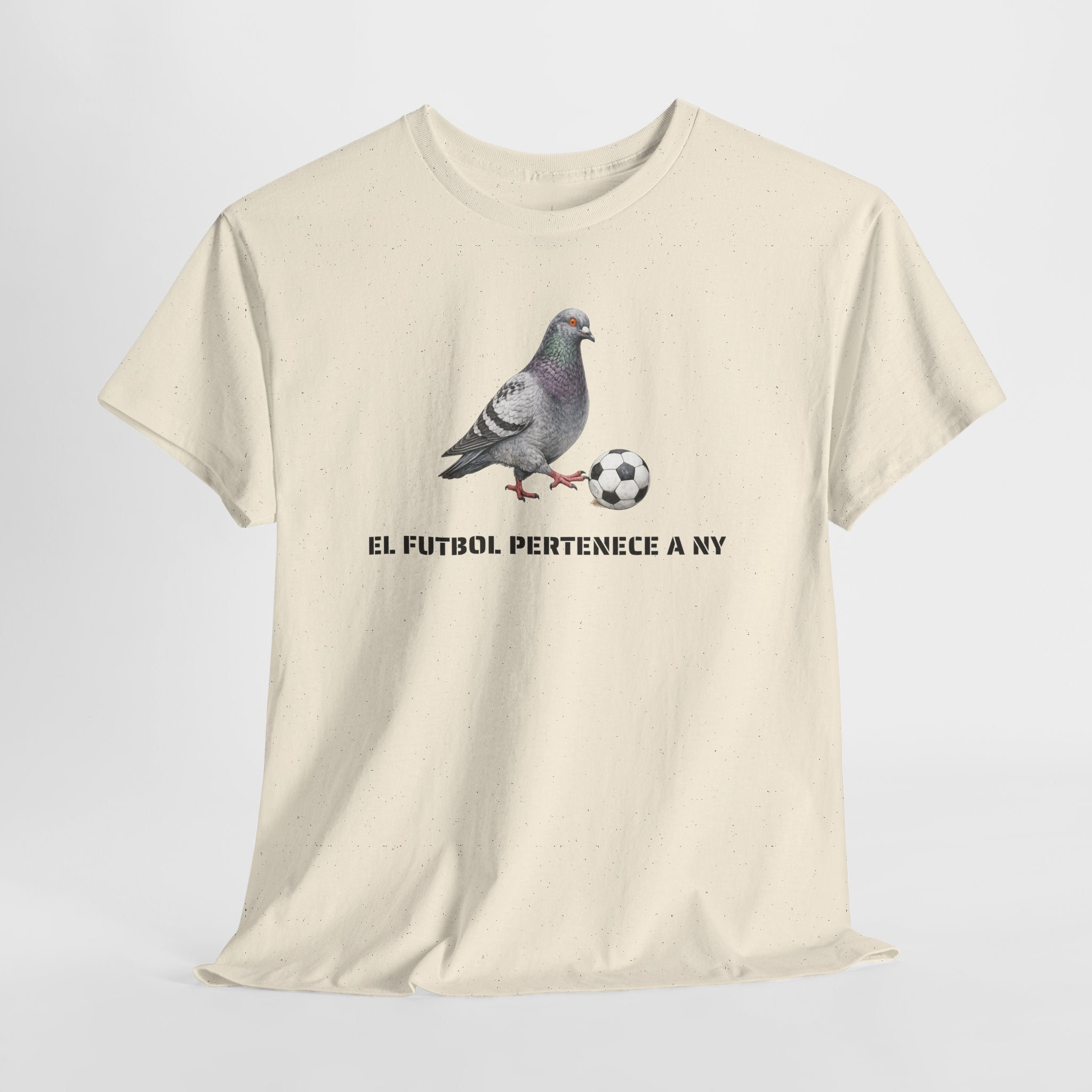Corona NYC Pigeon El fútbol pertenece a NY T-Shirt | Soccer Player in New York Tee
