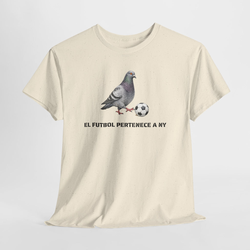 Corona NYC Pigeon El fútbol pertenece a NY T-Shirt | Soccer Player in New York Tee
