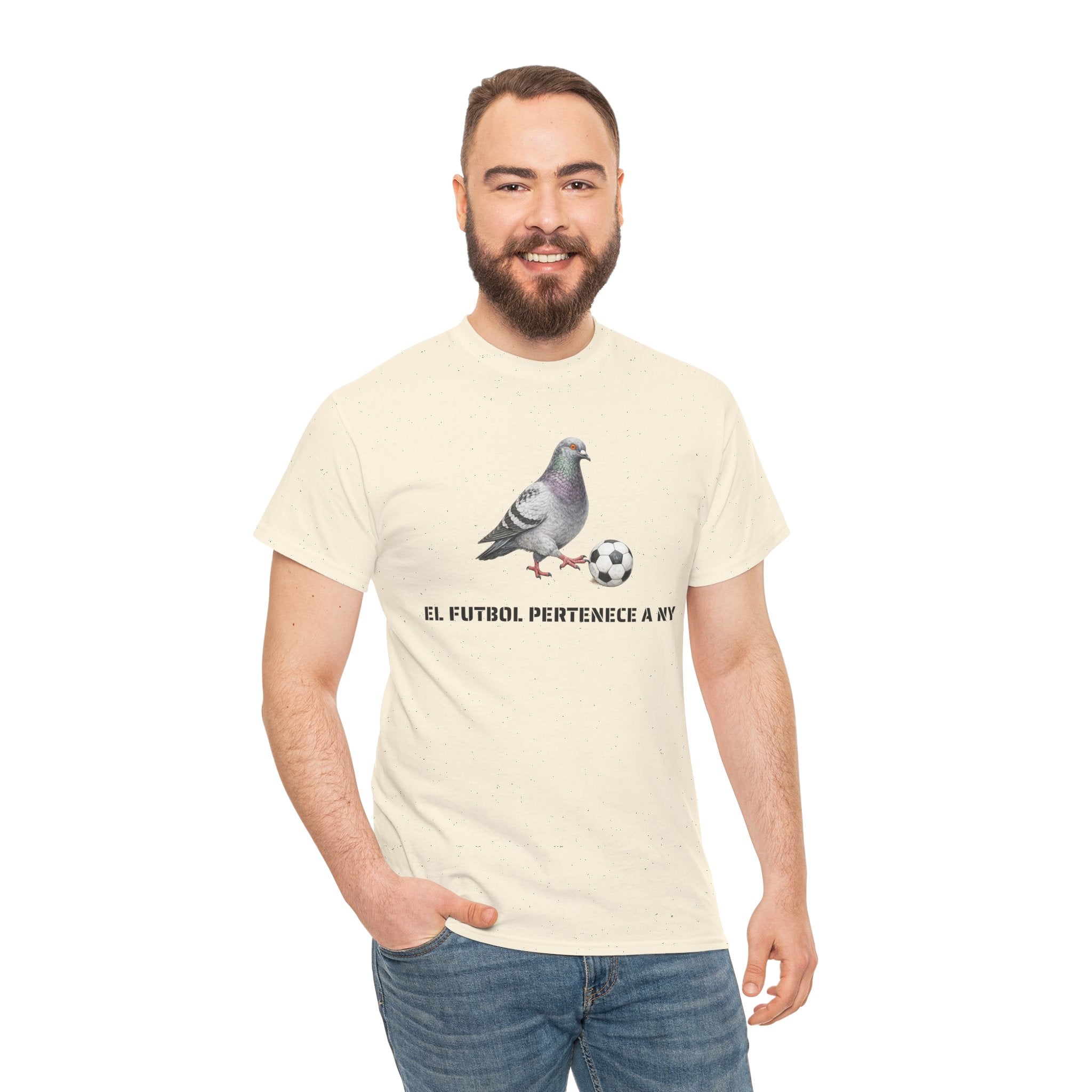 Corona NYC Pigeon El fútbol pertenece a NY T-Shirt | Soccer Player in New York Tee