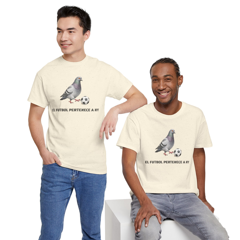 Corona NYC Pigeon El fútbol pertenece a NY T-Shirt | Soccer Player in New York Tee