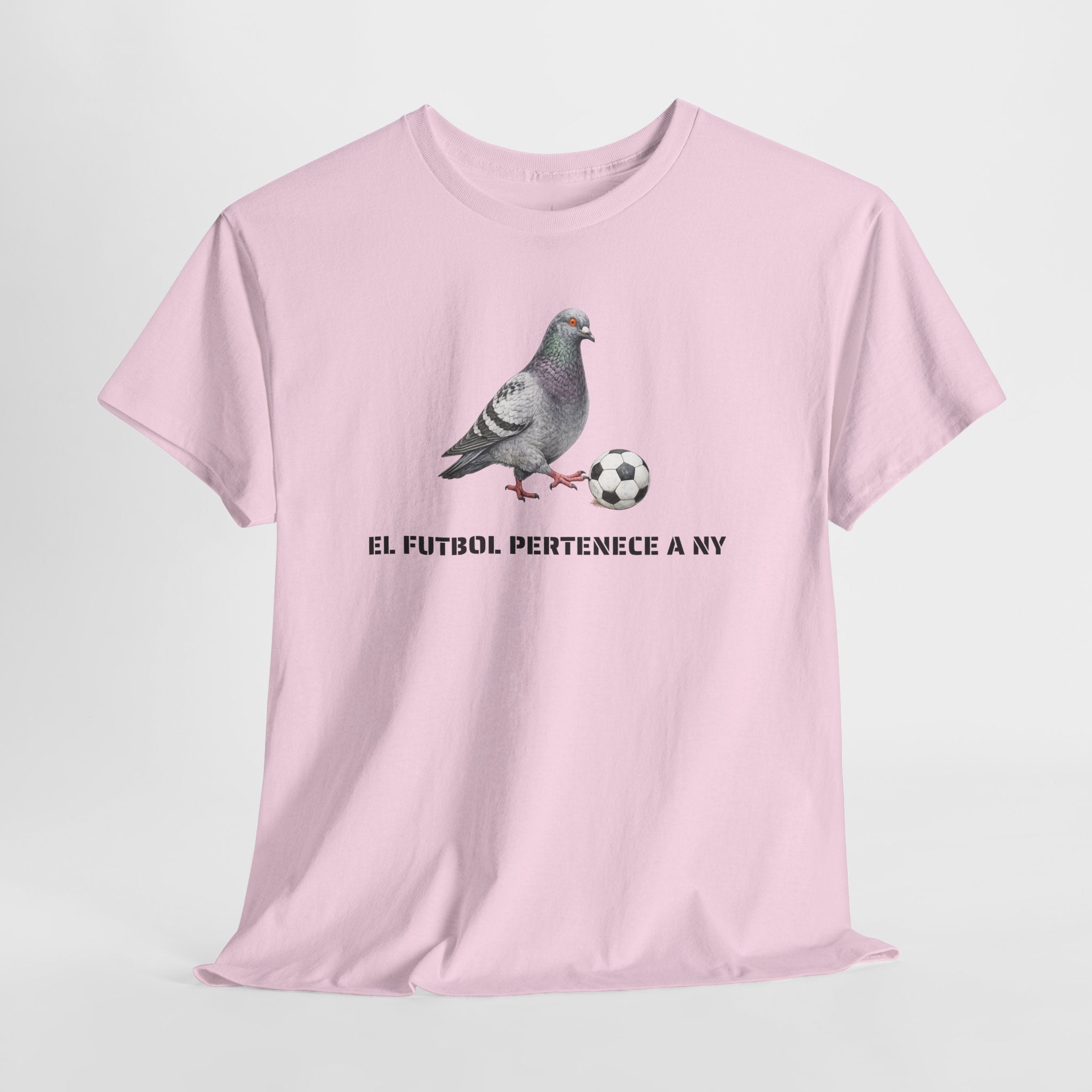 Corona NYC Pigeon El fútbol pertenece a NY T-Shirt | Soccer Player in New York Tee