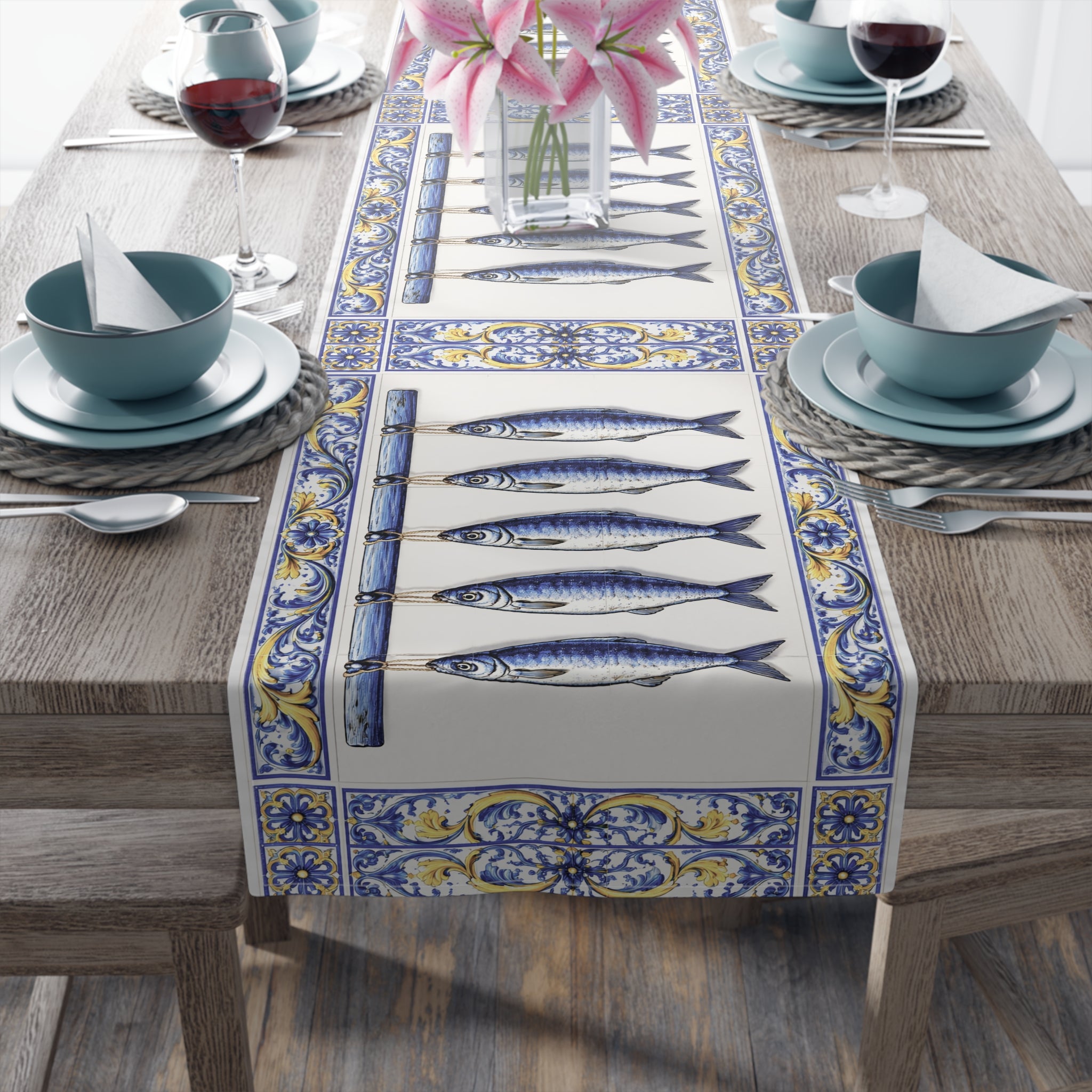 Chemin de table East Hampton carreaux de ciment bleus et jaunes motif poisson — Décor de cuisine sardines bleues, accent de table côtier
