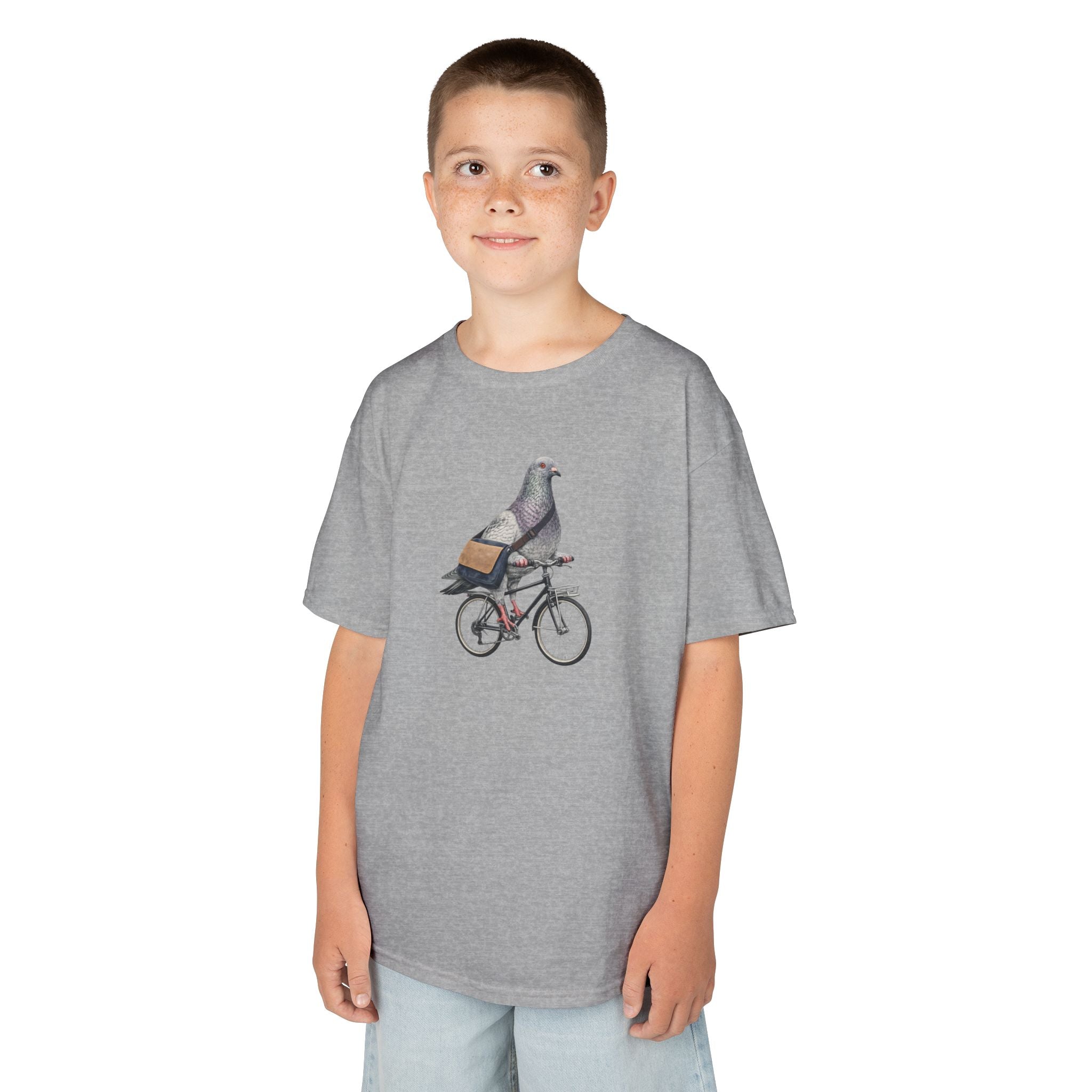 Camiseta personalizable para niños "Pigeon Bike Rider" en Midtown NYC — Bonita camiseta de ciclista con pájaro para niños