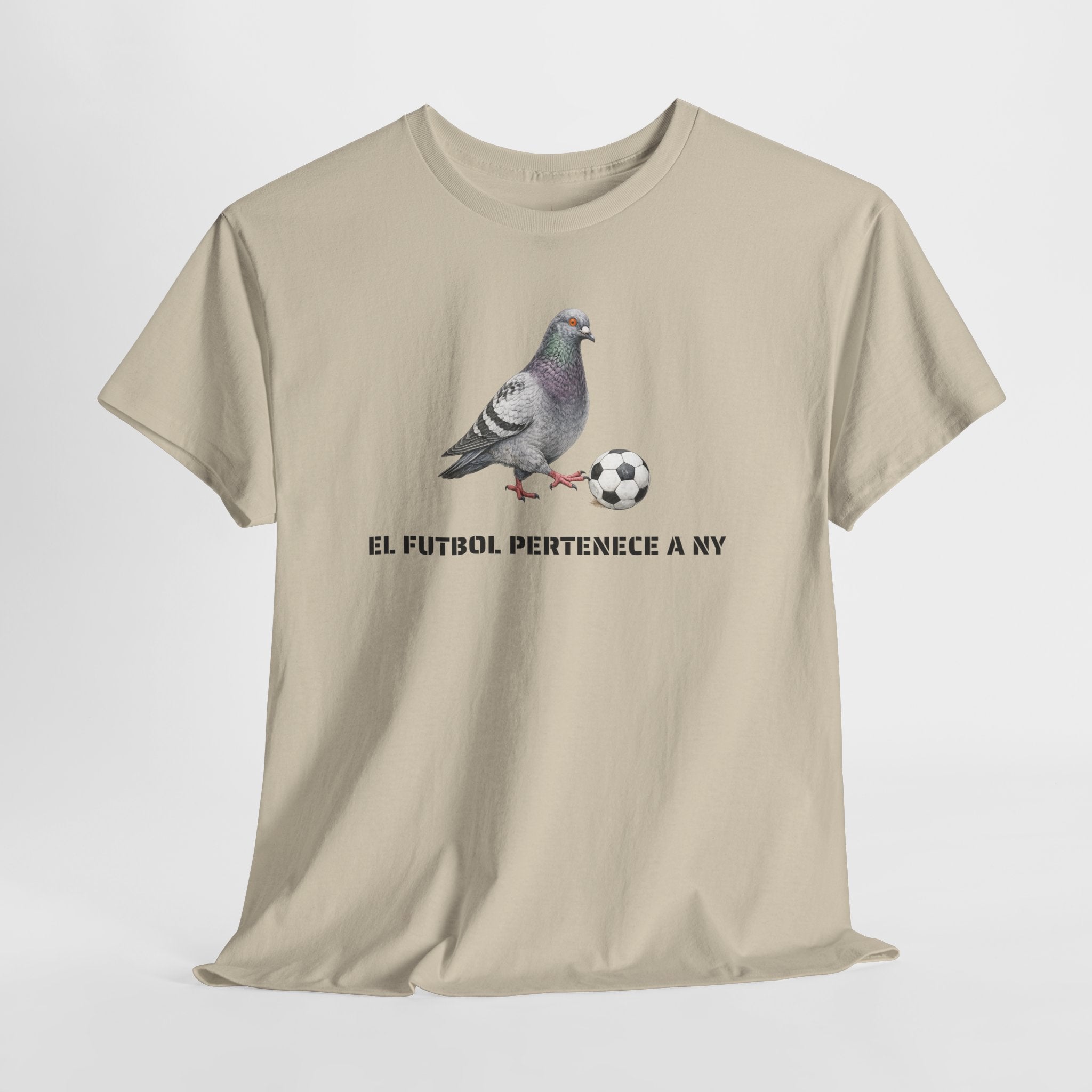 Corona NYC Pigeon El fútbol pertenece a NY T-Shirt | Soccer Player in New York Tee