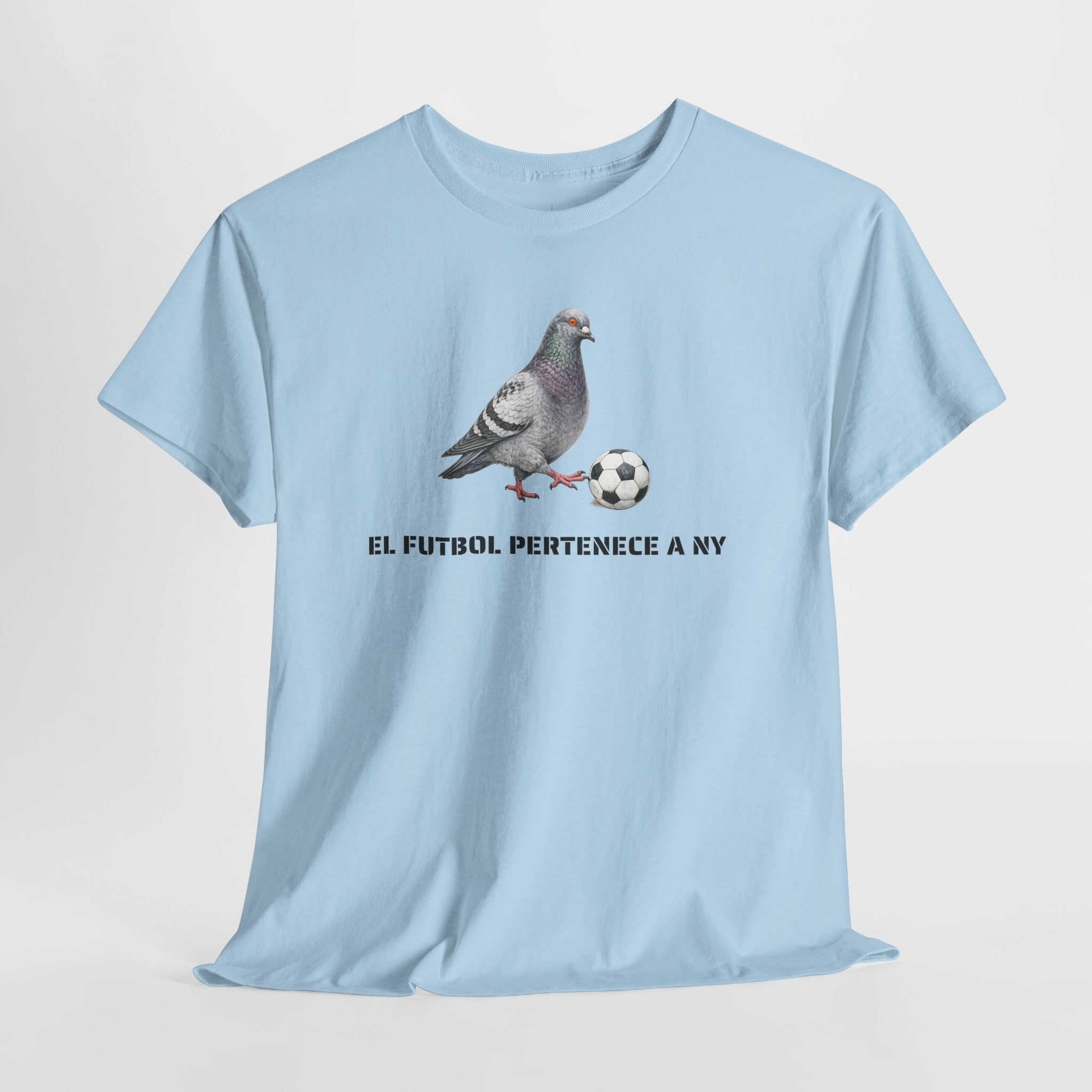 Corona NYC Pigeon El fútbol pertenece a NY T-Shirt | Soccer Player in New York Tee