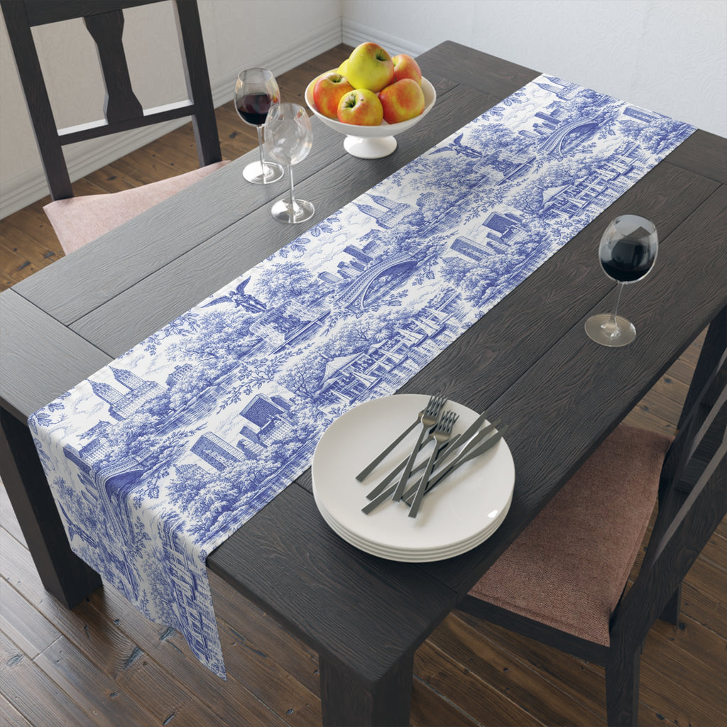 Chemin de table Toile de Jouy bleue Central Park NYC — Décoration de table à manger chinoiserie new-yorkaise