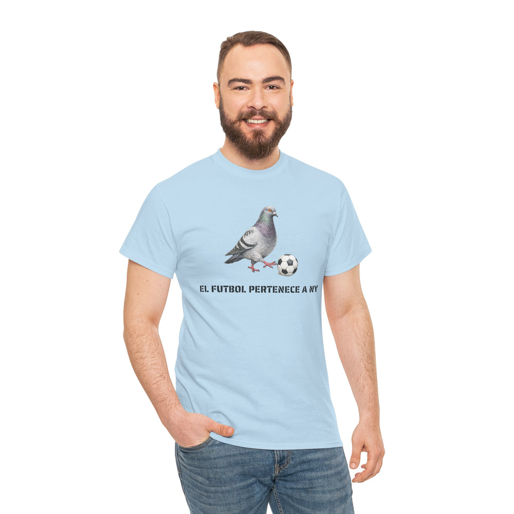 Corona NYC Pigeon El fútbol pertenece a NY T-Shirt | Soccer Player in New York Tee