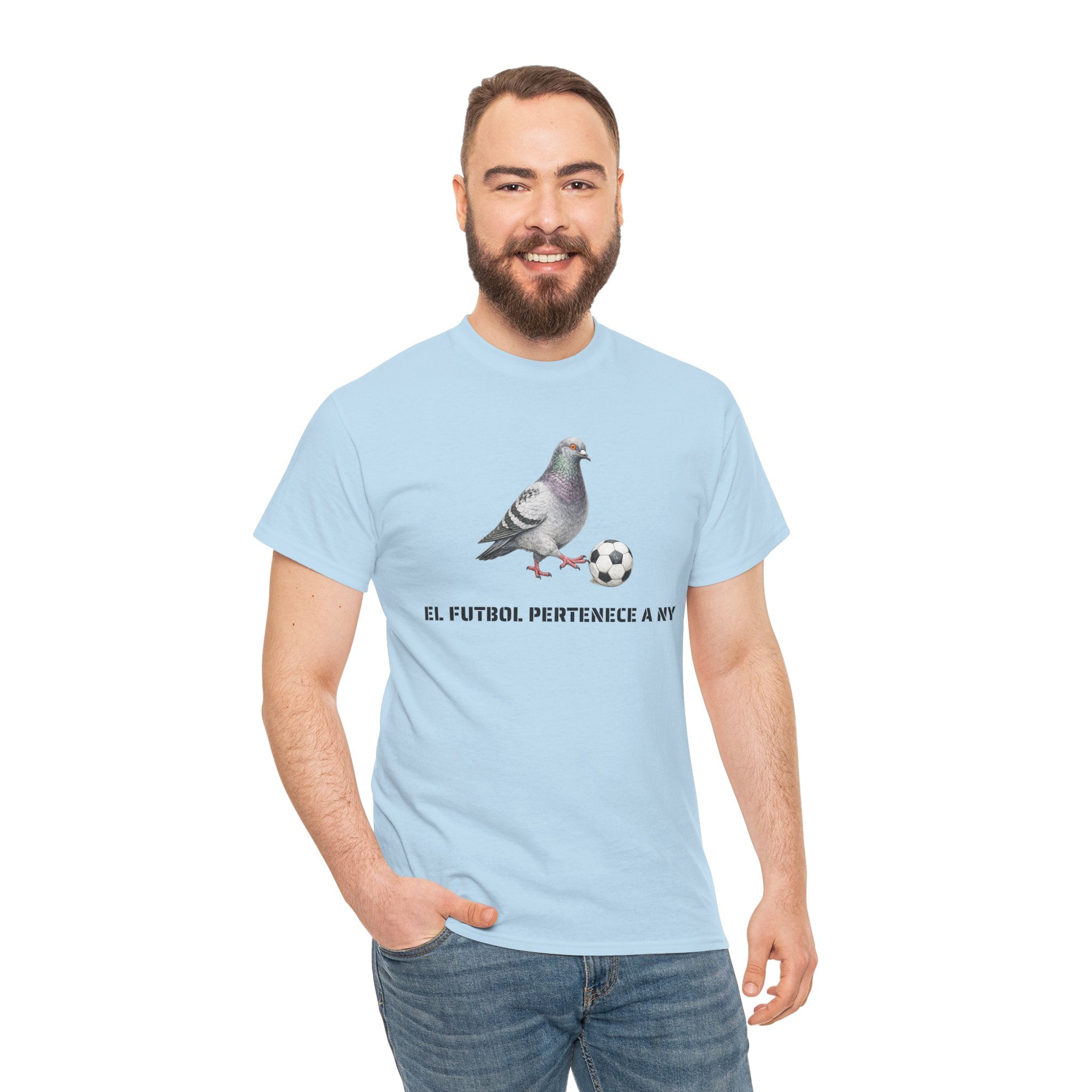 Corona NYC Pigeon El fútbol pertenece a NY T-Shirt | Soccer Player in New York Tee