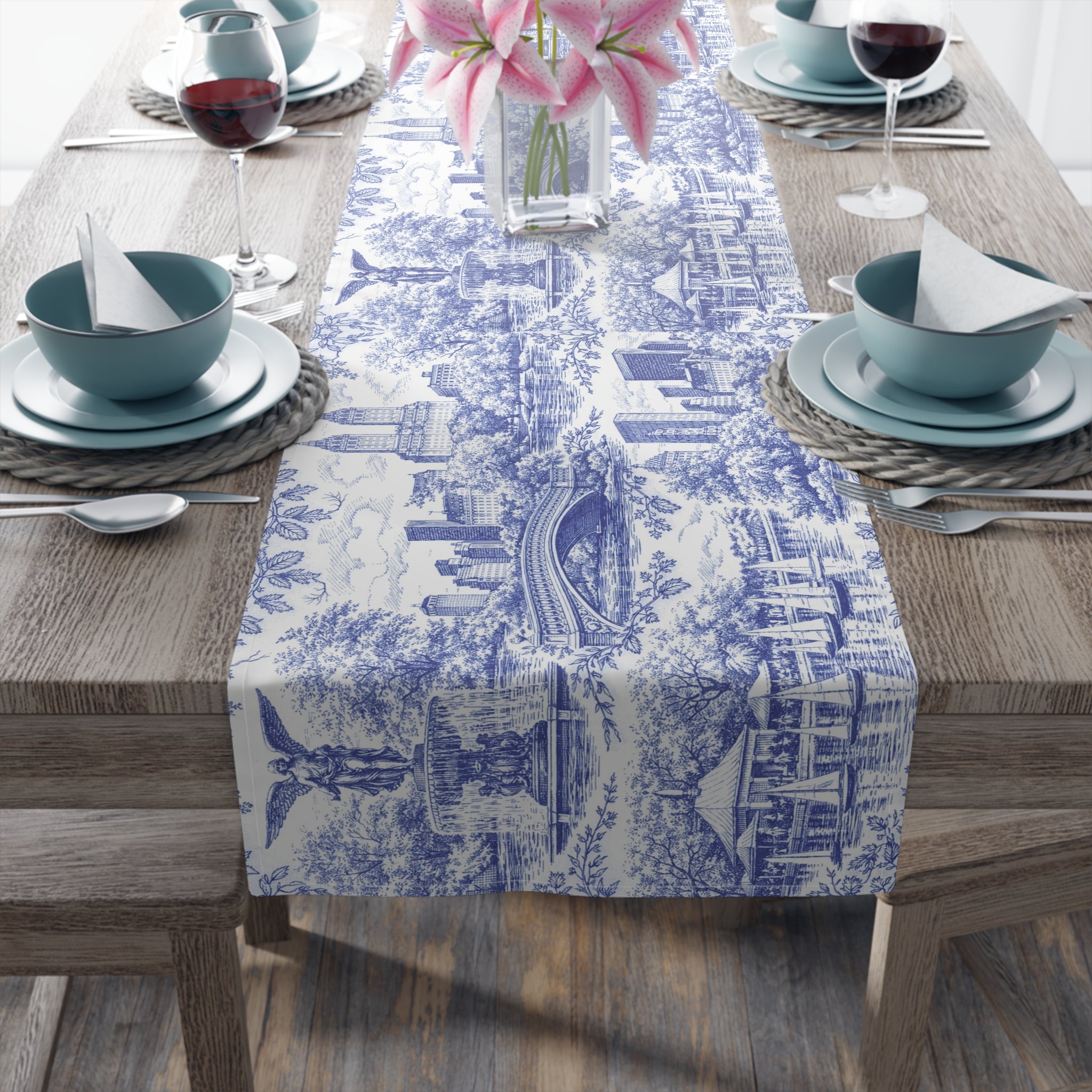 Chemin de table Toile de Jouy bleue Central Park NYC — Décoration de table à manger chinoiserie new-yorkaise