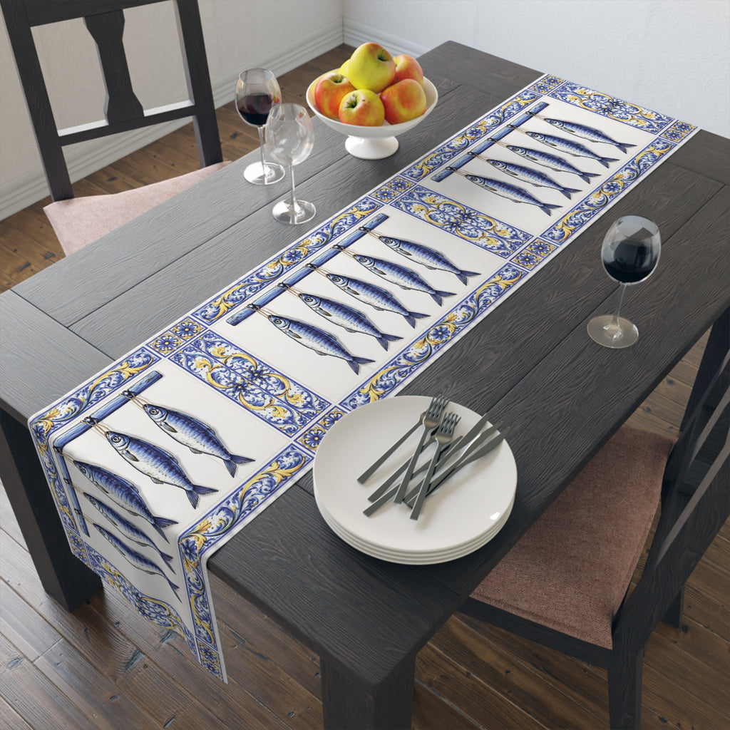 Chemin de table East Hampton carreaux de ciment bleus et jaunes motif poisson — Décor de cuisine sardines bleues, accent de table côtier