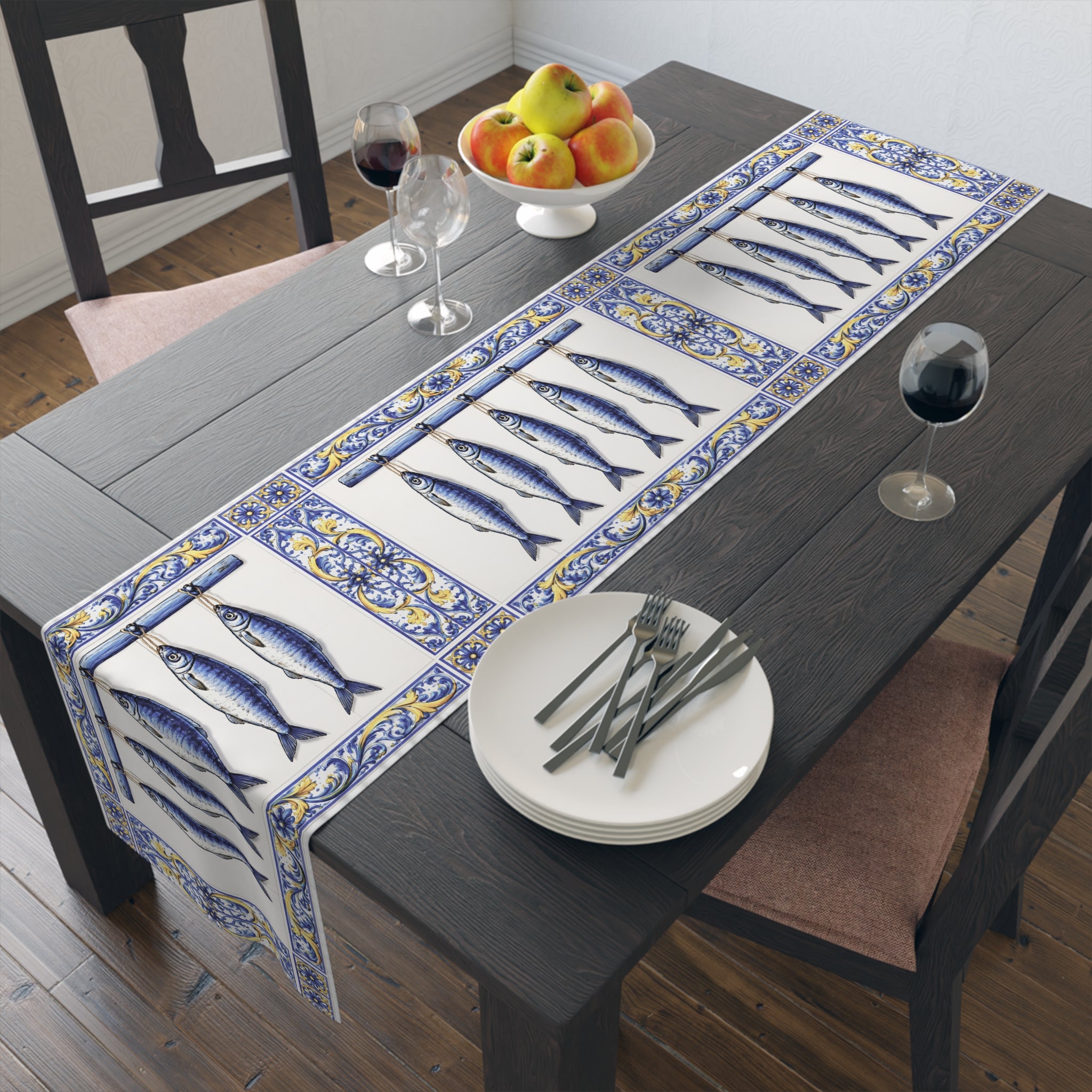 Chemin de table East Hampton carreaux de ciment bleus et jaunes motif poisson — Décor de cuisine sardines bleues, accent de table côtier