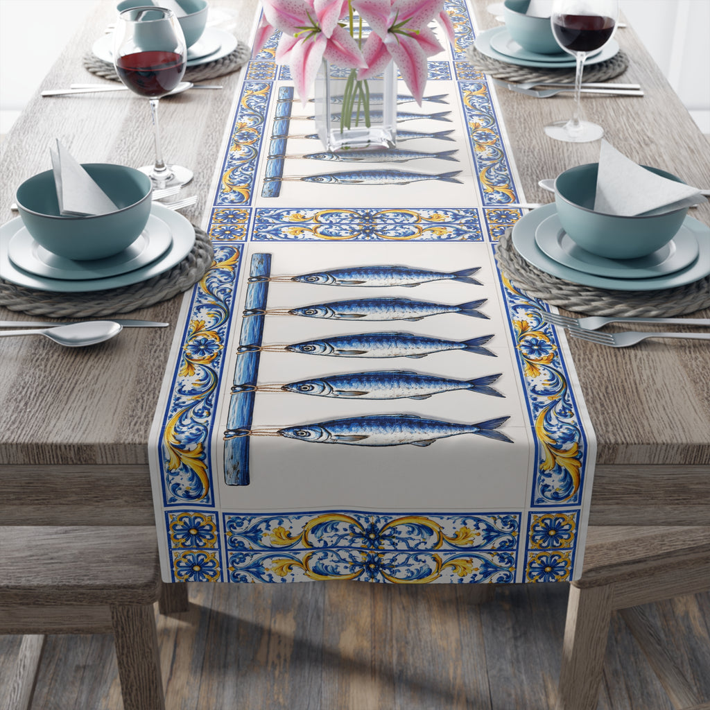 Camino de mesa con azulejos azules y amarillos de peces estilo East Hampton — Decoración de cocina de sardina azul, acento costero para comedor