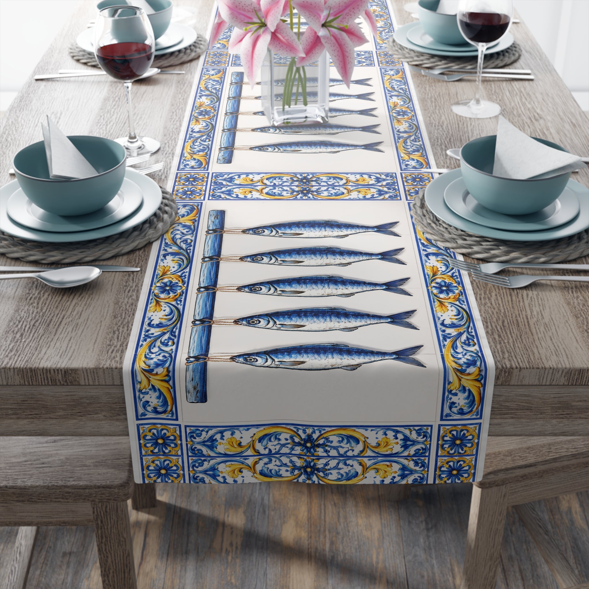 Camino de mesa con azulejos azules y amarillos de peces estilo East Hampton — Decoración de cocina de sardina azul, acento costero para comedor