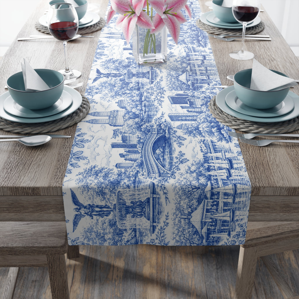 Camino de mesa Blue Toile de Jouy de Central Park NYC — Decoración Chinoiserie para mesa de comedor de Nueva York